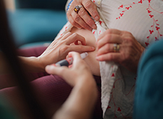 Une infirmière procède à une injection intradermique sur une patiente - MACSF