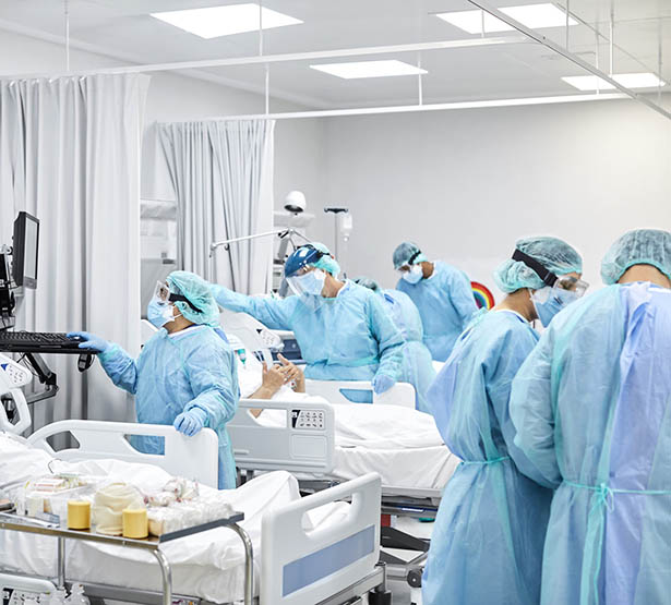 Des équipes médicales prennent en charge des patients - MACSF