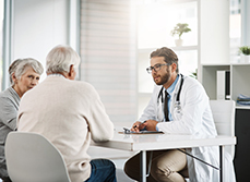 Un couple âgé en consultation avec le médecin - MACSF