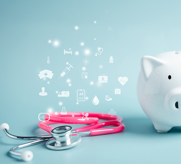 Un stéthoscope rose sur fond bleu à côté d'une tirelire blanche en forme de cochon - MACSF