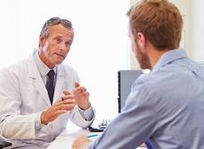 Un médecin discute avec son patient - MACSF