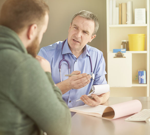 Un médecin explique l'ordonnance au patient -  MACSF