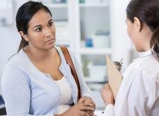 La mère d'un patient discute avec une femme médecin - MACSF