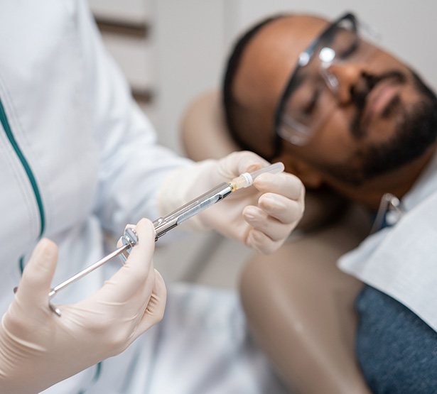 Le dentiste prépare l'injection pour l'anesthésie locale - MACSF