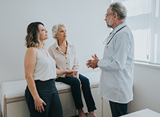 Le médecin discute avec une patiente âgée qui est accompagnée de sa fille - MACSF