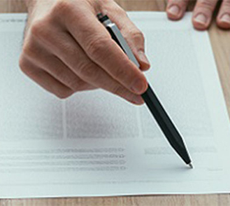 Un assureur propose la signature d'un contrat - MACSF