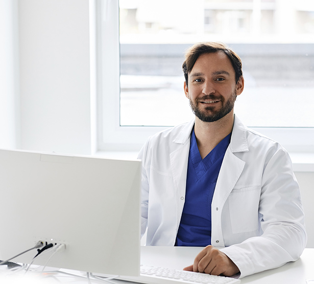 Un médecin à son bureau - MACSF
