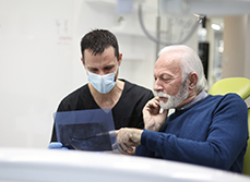 Un chirurgien-dentiste et son patient observe une radio - MACSF