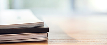 Une pile de documents posés sur un bureau - MACSF