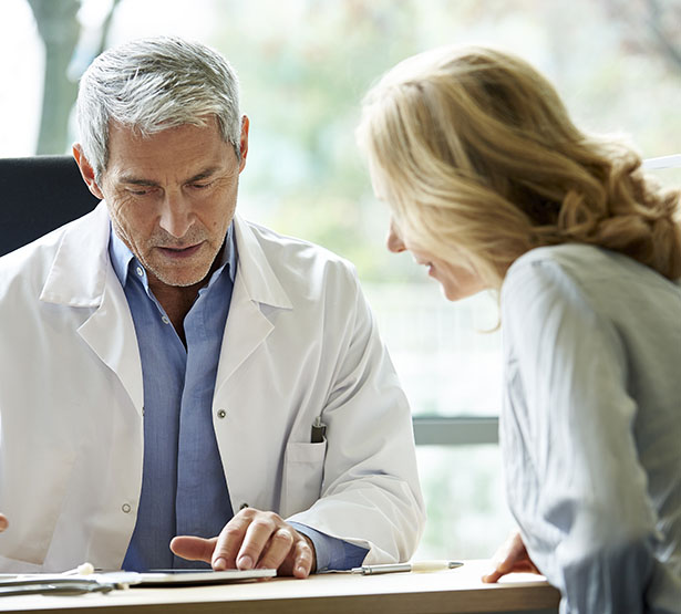 Un médecin en consultation avec une patiente - MACSF