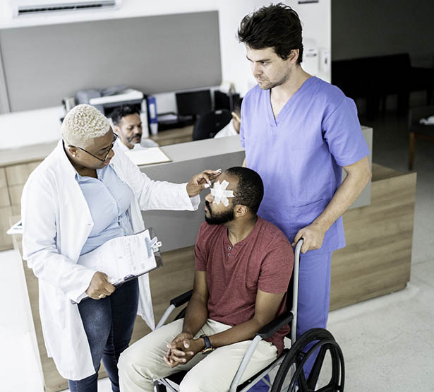 Un patient arrive en consultation pour un problème oculaire - MACSF