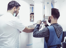Un dentiste installe son patient pour une radio panoramique | MACSF