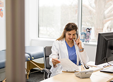 Une femme médecin téléphone - MACSF