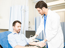Médecin pratiquant une échographie du bras sur un homme - MACSF