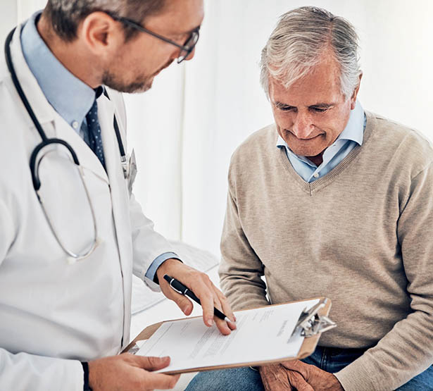 Un médecin donne des explications à son patient - MACSF