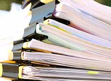 Gros plan sur les tranches d'une pile de dossiers colorés - MACSF
