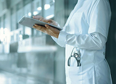 Jeune médecin sur un outil numérique MACSF