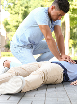 Un homme pratique un massage cardiaque dans la rue - MACSF