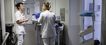 Une infirmière et une aide-soignante discutent dans le couloir de l'hôpital - MACSF