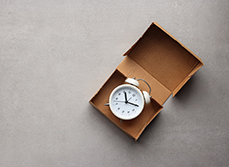 Une horloge dans une boîte en carton ouverte - MACSF