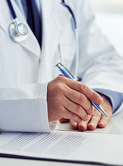 Un médecin complète un document face au patient - MACSF