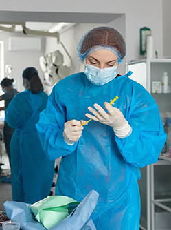 Une IADE prépare une injection - MACSF