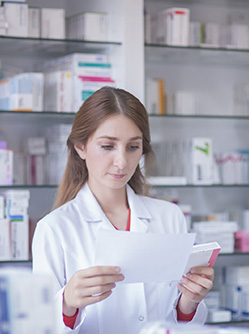 Pharmacienne contrôle une ordonnance - MACSF