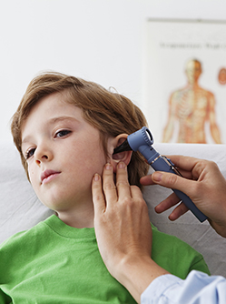Un ORL ausculte l'oreille d'un enfant - MACSF