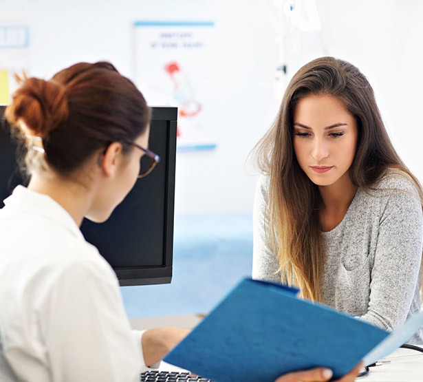 Un médecin en consultation avec une jeune femme - MACSF