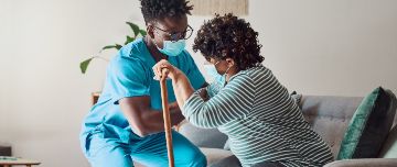 Gériatrie - infirmière qui aide un vieille personne
