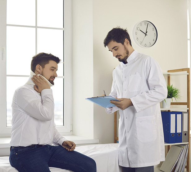 Un médecin en consultation avec un homme portant une minerve - MACSF