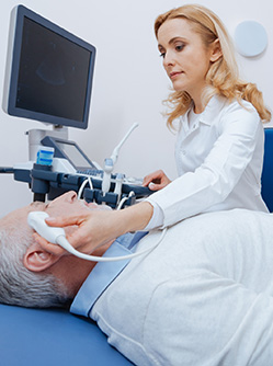 Un patient passe une échographie de la tête - MACSF