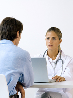 Un médecin discute avec un patient - MACSF