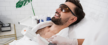 Un homme allongé sur la table de soins - MACSF