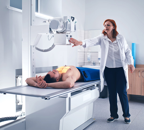 Une manipulatrice de radiologie règle l'appareil - MACSF