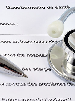 Un stéthoscope et un stylo posés sur un questionnaire médical - MACSF