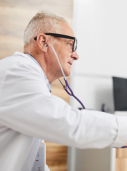 Un pédiatre examine un jeune patient - MACSF