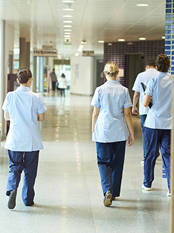 Des professionnels de santé marchent dans le couloir de l'hôpital - MACSF