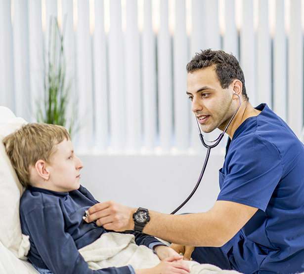 Un professionnel de santé ausculte un enfant à l'hôpital - MACSF