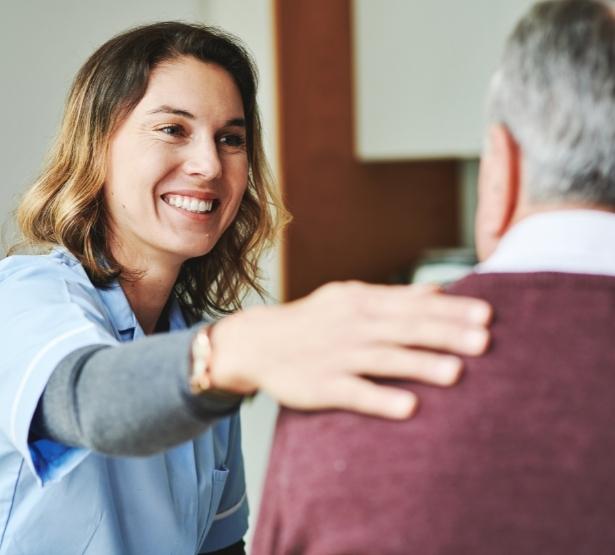 medecin femme avec son patient MACSF
