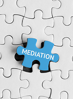 Un puzzle blanc avec un pièce médiation en bleu - MACSF