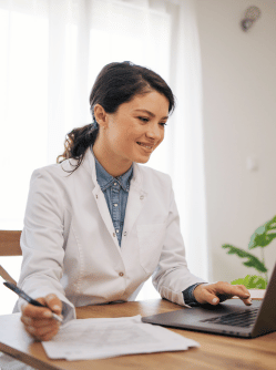 medecin devant ordinateur franchir le cap assurance prevoyance