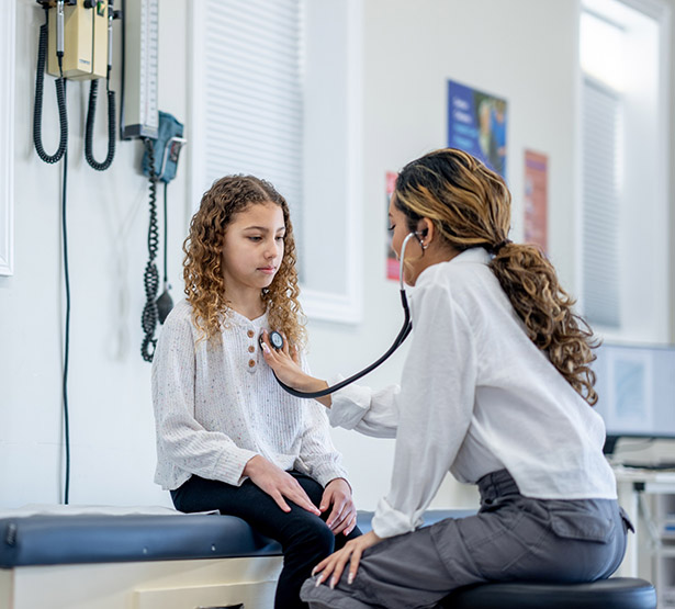 Une femme médecin ausculte une adolescente - MACSF