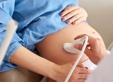 Gros plan sur le ventre d'une patiente enceinte pendant une échographie - MACSF