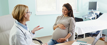 Un médecin discute avec une patiente enceinte - MACSF