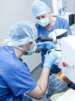 Chirurgie réfractive pratiquée par une ophtalmologiste - MACSF