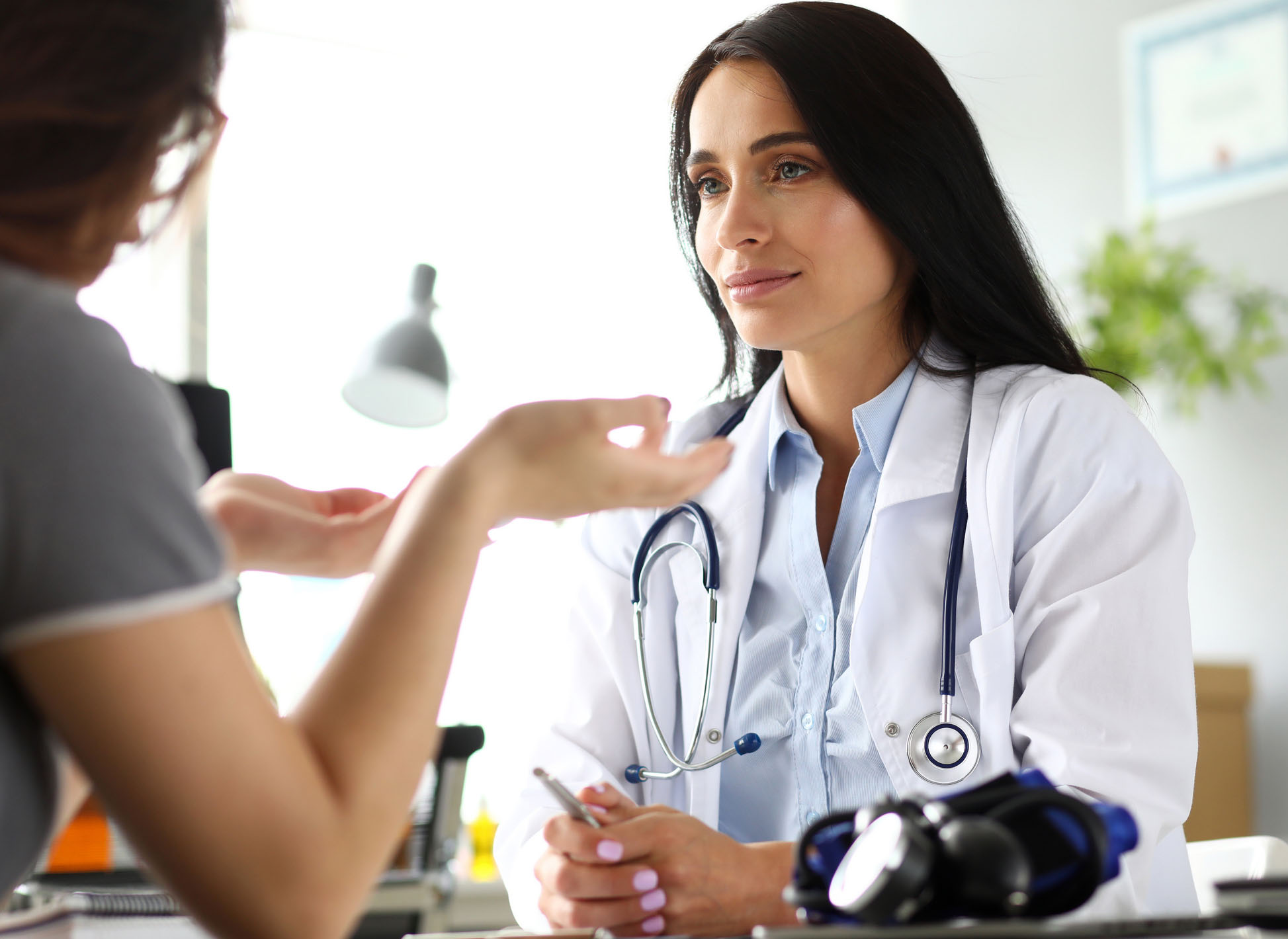 Une femme médecin écoute sa patiente - MACSF