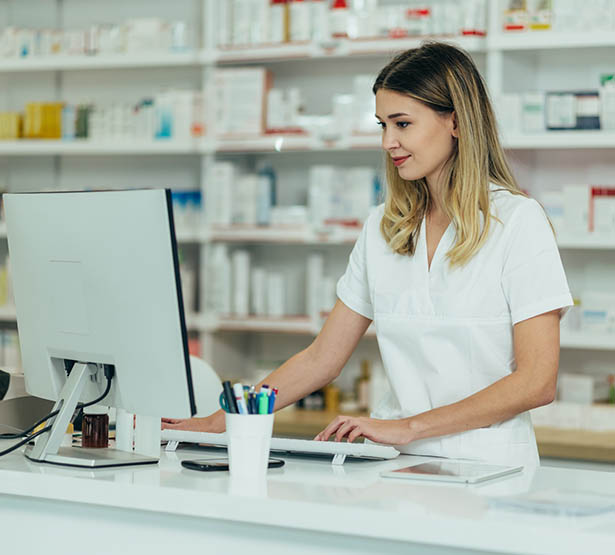 Une pharmacienne entre des données informatiques - MACSF