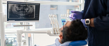 Un dentiste explique les soins à son patient | MACSF