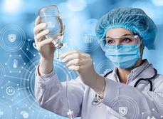 Une infirmière prépare une perfusion | MACSF